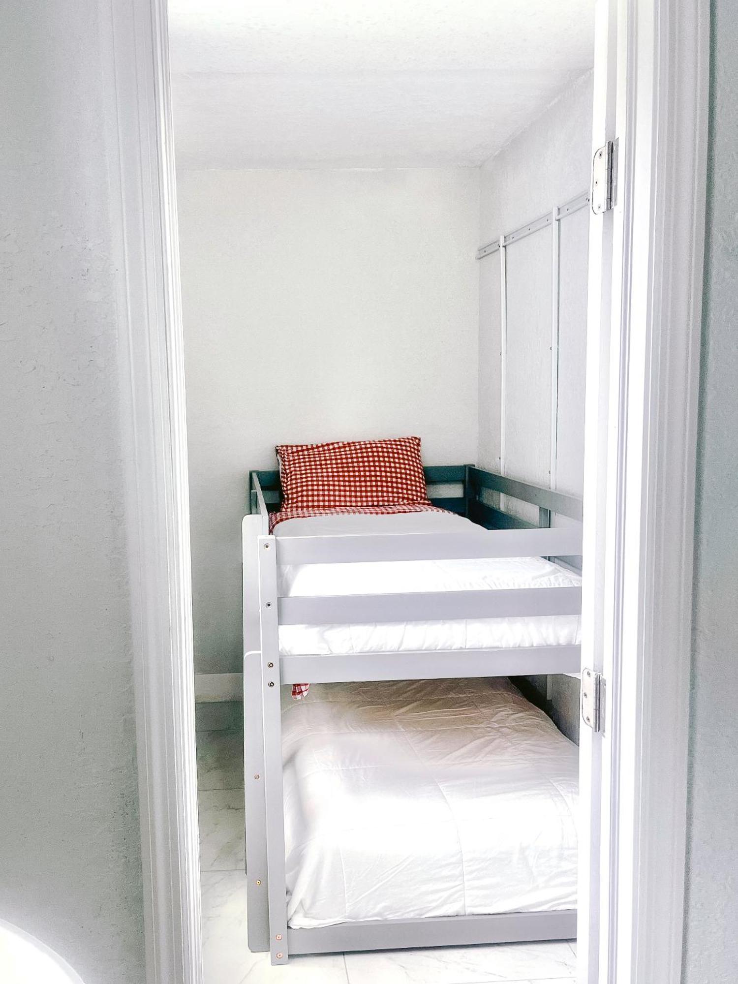 Shared Home - Close To The Beach Riviera Beach Bagian luar foto