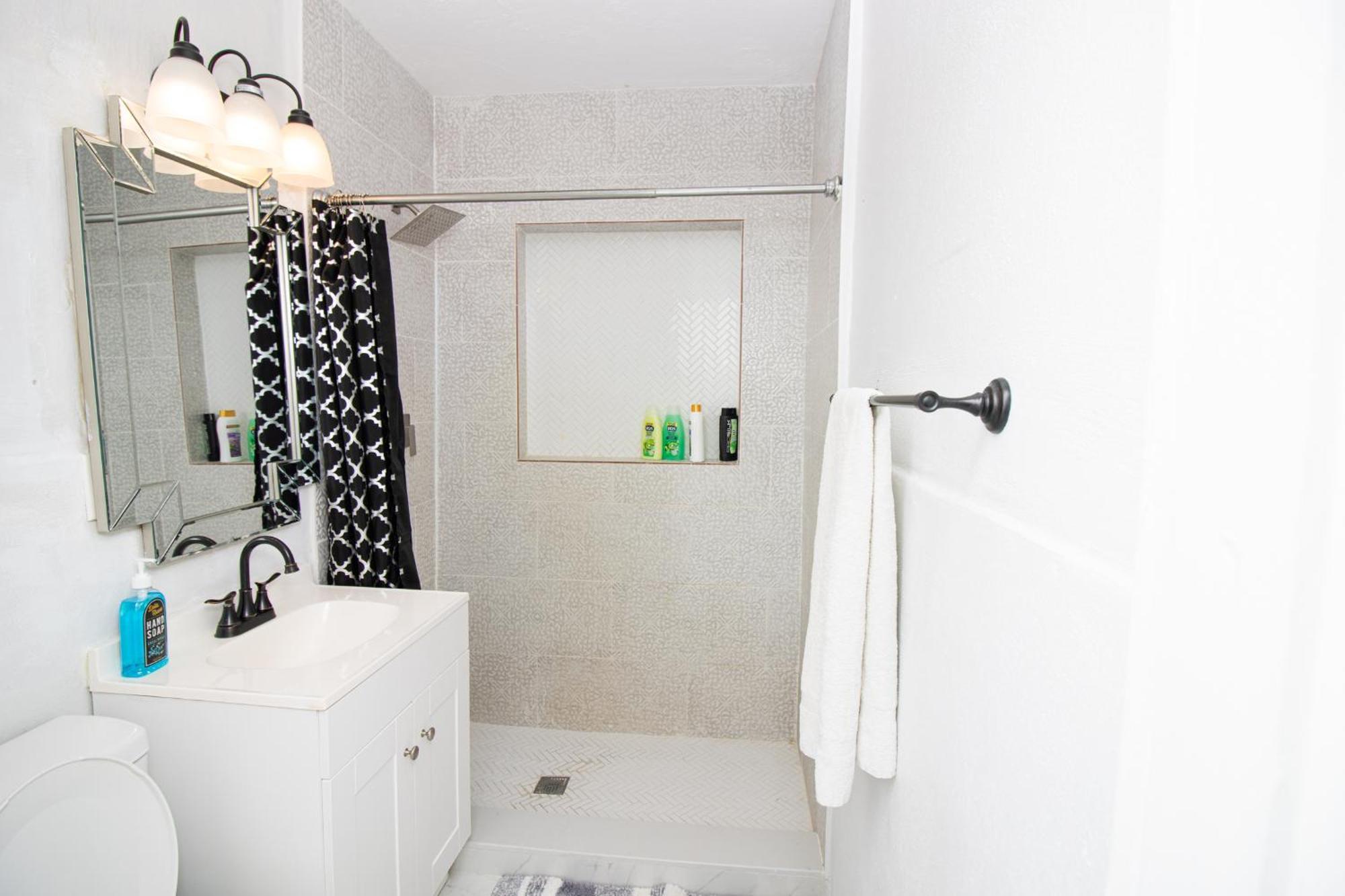 Shared Home - Close To The Beach Riviera Beach Bagian luar foto