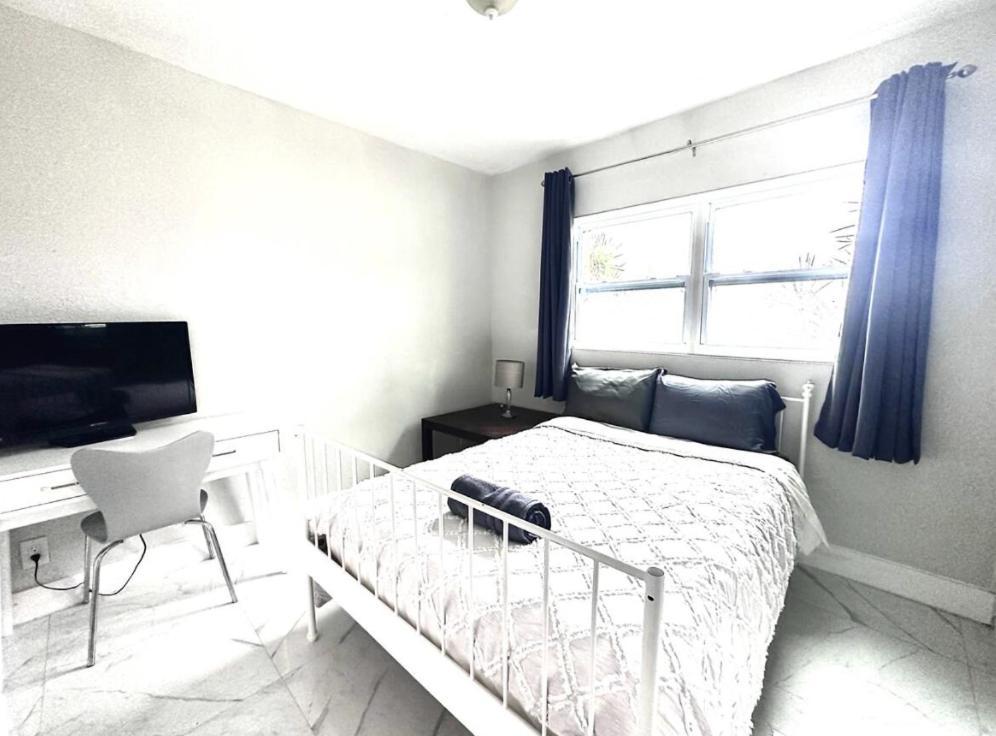 Shared Home - Close To The Beach Riviera Beach Bagian luar foto